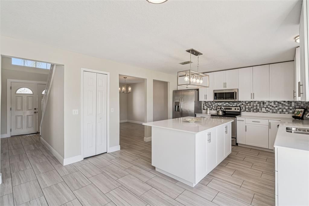 Под контрактом: $2,700 (4 спален, 2 ванн, 2135 Квадратных фут)