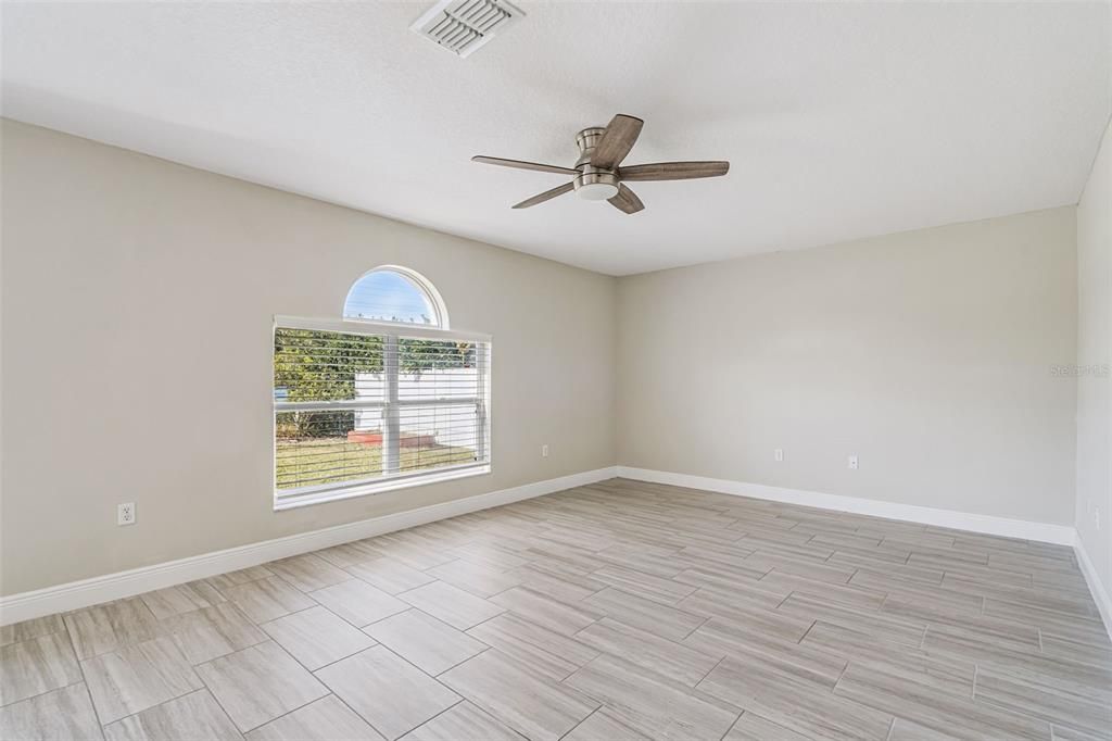 Под контрактом: $2,700 (4 спален, 2 ванн, 2135 Квадратных фут)