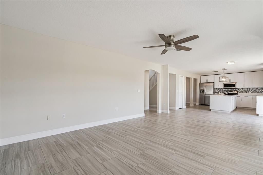 Под контрактом: $2,700 (4 спален, 2 ванн, 2135 Квадратных фут)