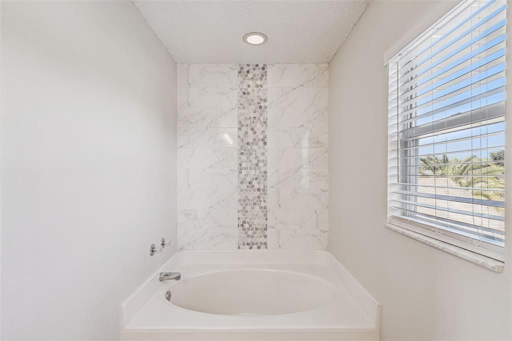 Под контрактом: $2,700 (4 спален, 2 ванн, 2135 Квадратных фут)