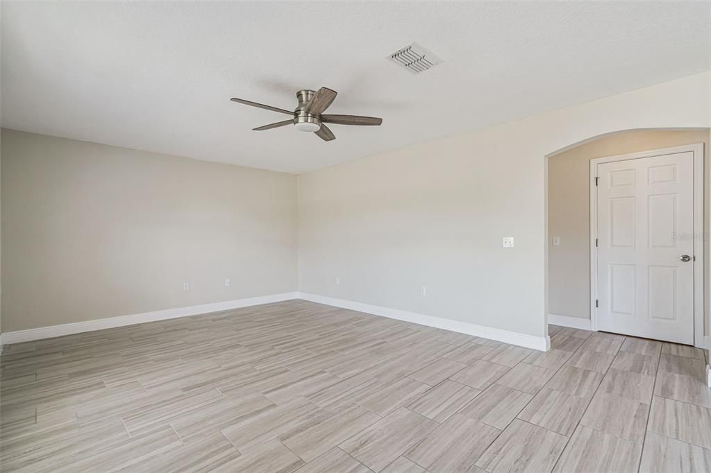 Под контрактом: $2,700 (4 спален, 2 ванн, 2135 Квадратных фут)