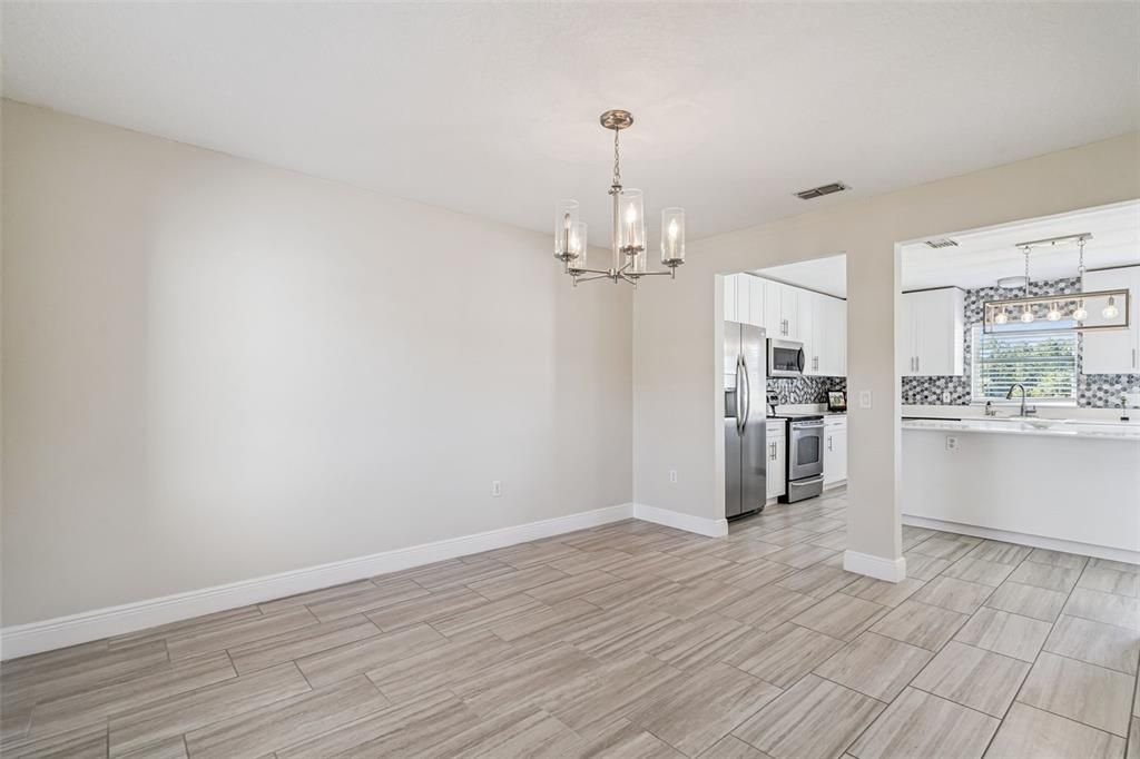 Под контрактом: $2,700 (4 спален, 2 ванн, 2135 Квадратных фут)