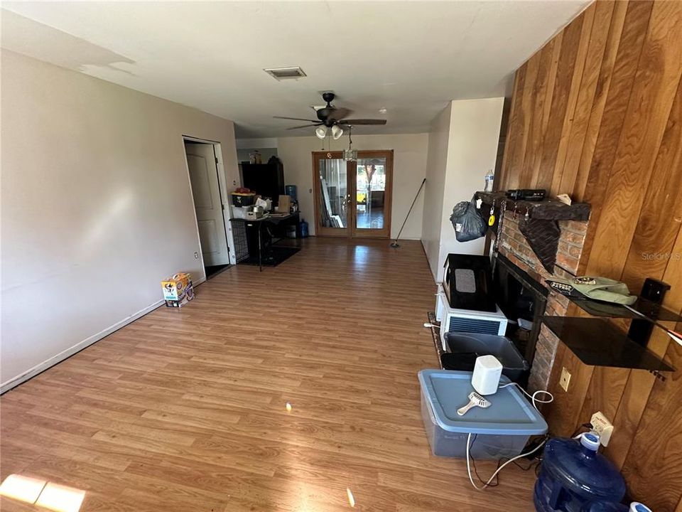 待售: $325,000 (2 贝兹, 1 浴室, 828 平方英尺)