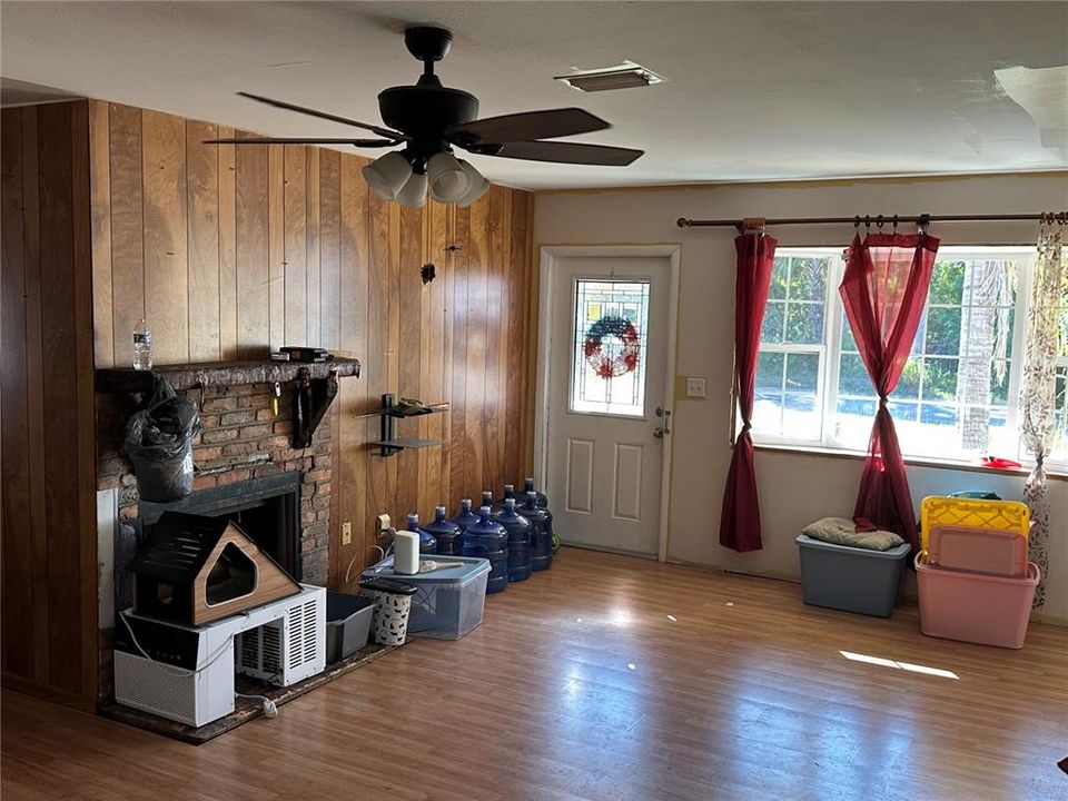 待售: $325,000 (2 贝兹, 1 浴室, 828 平方英尺)