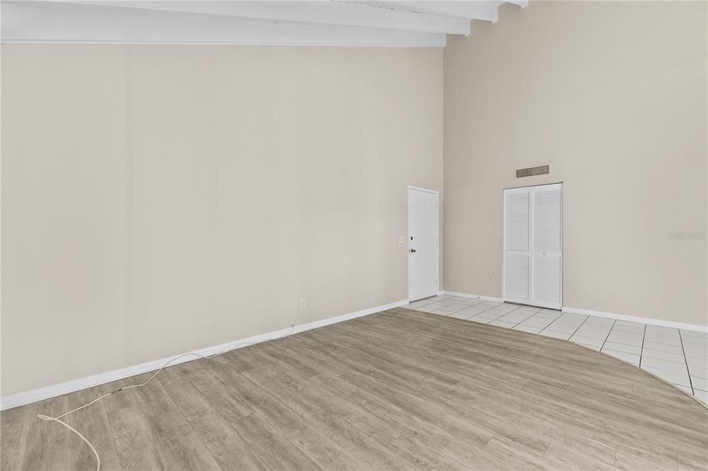 待售: $290,000 (4 贝兹, 2 浴室, 1585 平方英尺)