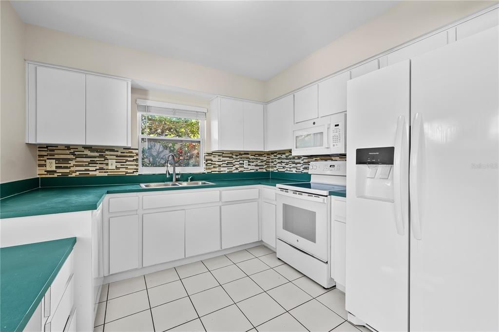 待售: $290,000 (4 贝兹, 2 浴室, 1585 平方英尺)