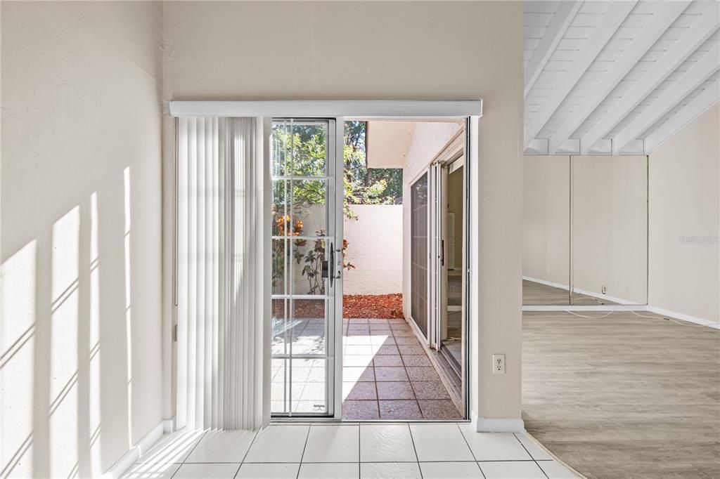 待售: $290,000 (4 贝兹, 2 浴室, 1585 平方英尺)