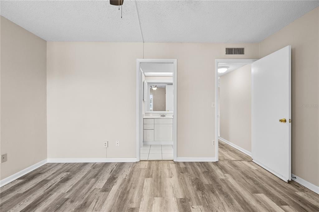 待售: $290,000 (4 贝兹, 2 浴室, 1585 平方英尺)