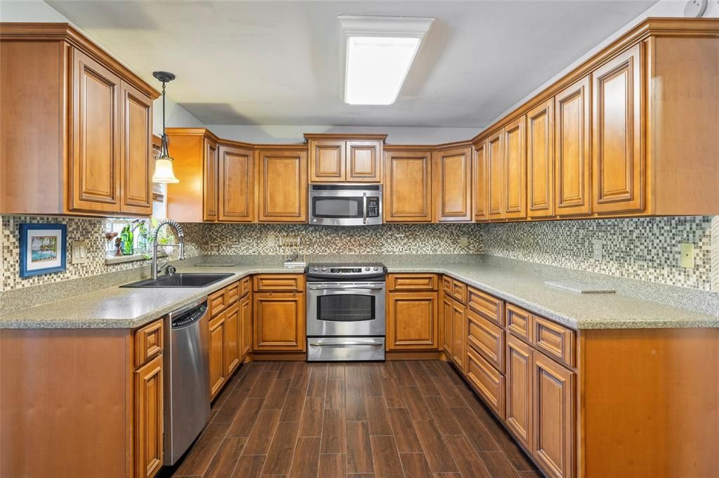 For Sale: $429,900 (3 beds, 3 baths, 1837 Square Feet)