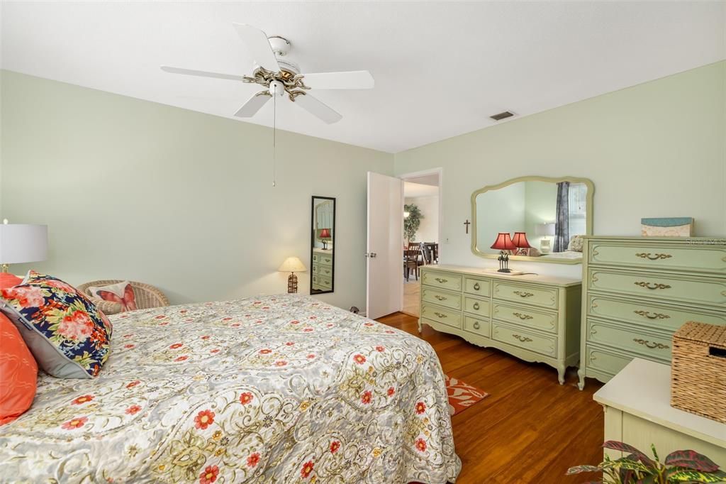 待售: $285,000 (2 贝兹, 2 浴室, 1464 平方英尺)