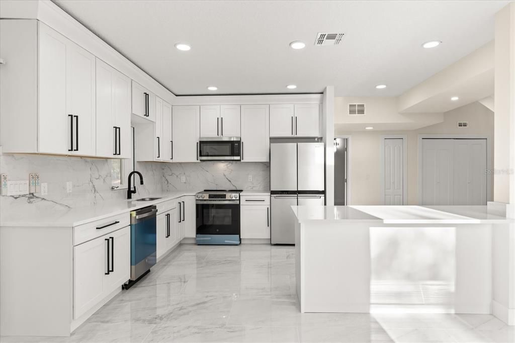 待售: $680,000 (4 贝兹, 2 浴室, 2461 平方英尺)