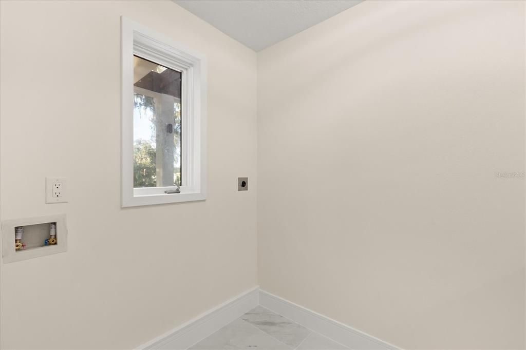 待售: $680,000 (4 贝兹, 2 浴室, 2461 平方英尺)