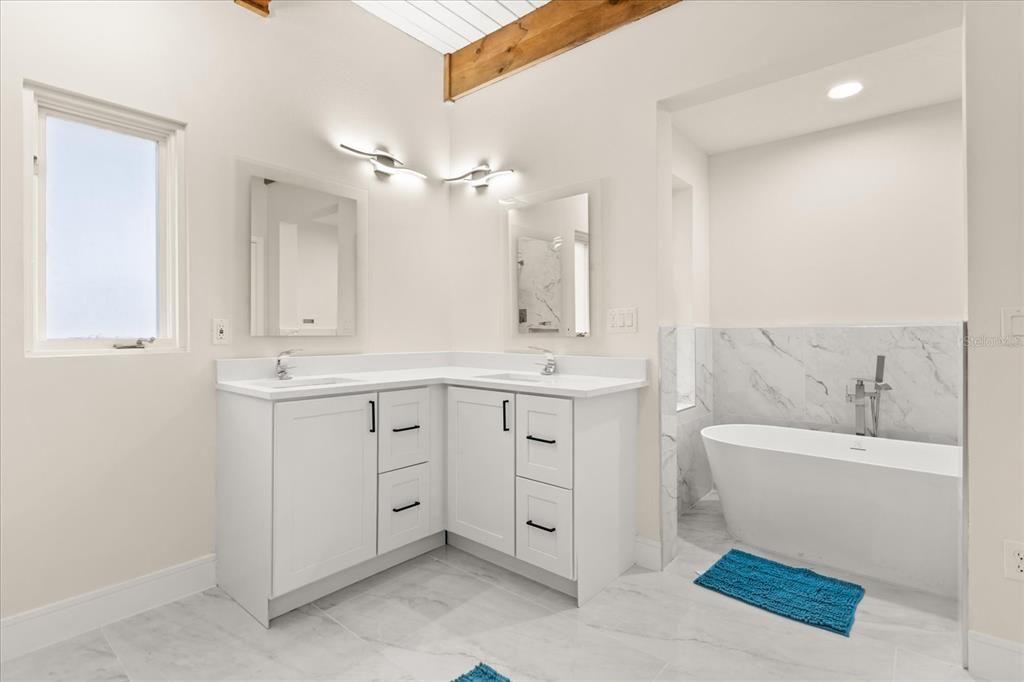 待售: $680,000 (4 贝兹, 2 浴室, 2461 平方英尺)