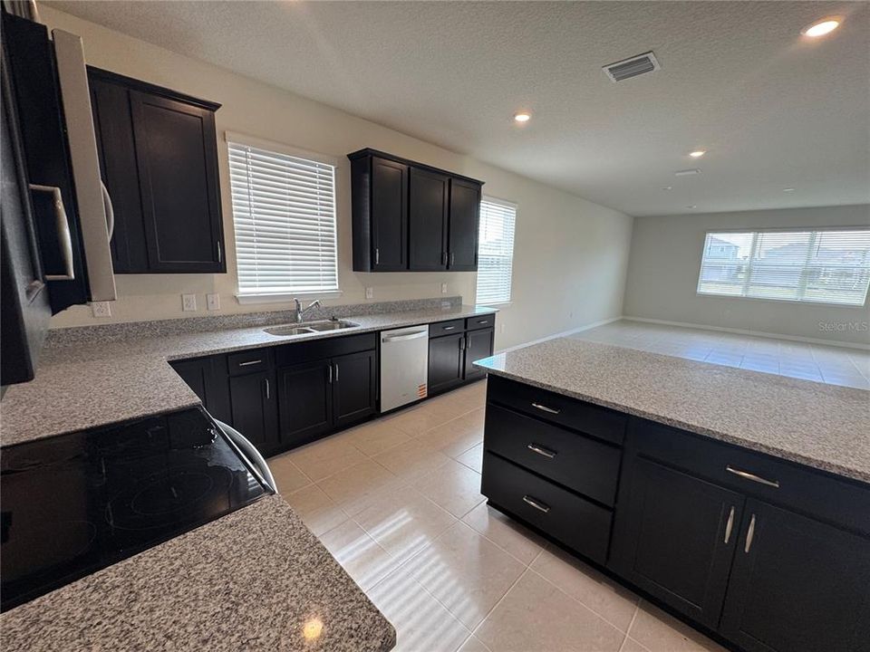 出租: $2,495 (4 贝兹, 2 浴室, 2166 平方英尺)