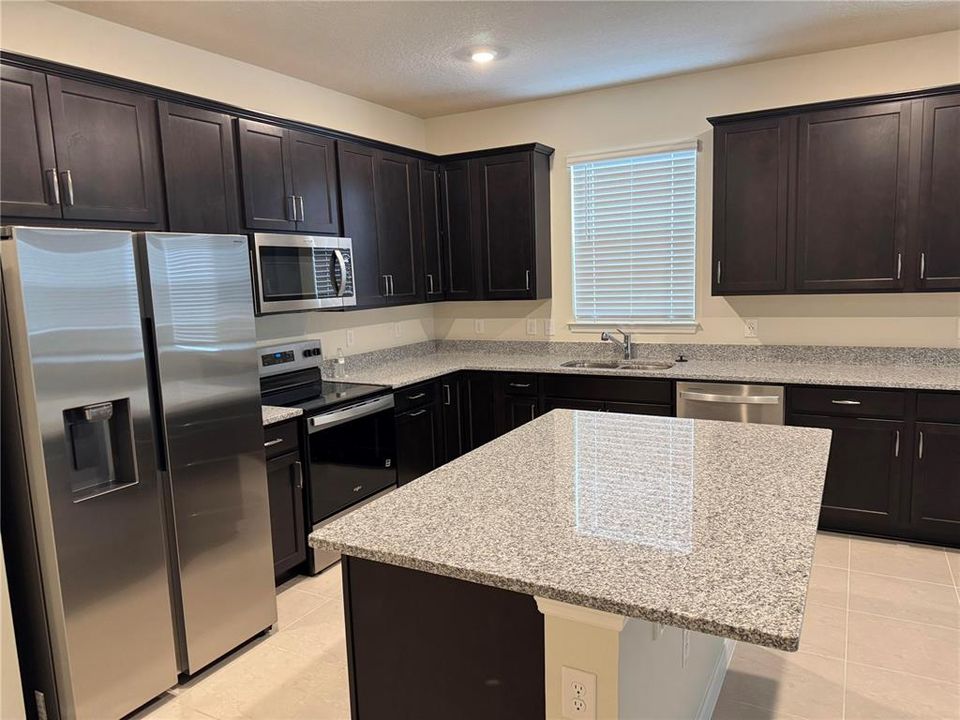 出租: $2,495 (4 贝兹, 2 浴室, 2166 平方英尺)