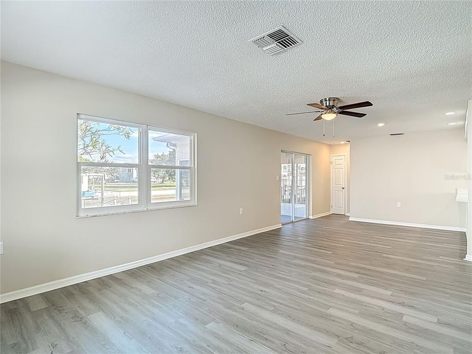 For Sale: $285,000 (2 beds, 2 baths, 1271 Square Feet)