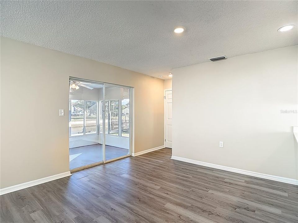For Sale: $285,000 (2 beds, 2 baths, 1271 Square Feet)