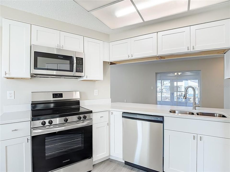 For Sale: $285,000 (2 beds, 2 baths, 1271 Square Feet)