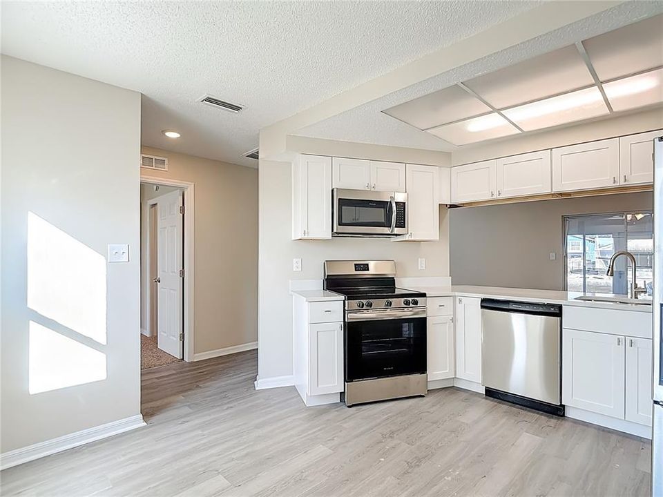 For Sale: $285,000 (2 beds, 2 baths, 1271 Square Feet)