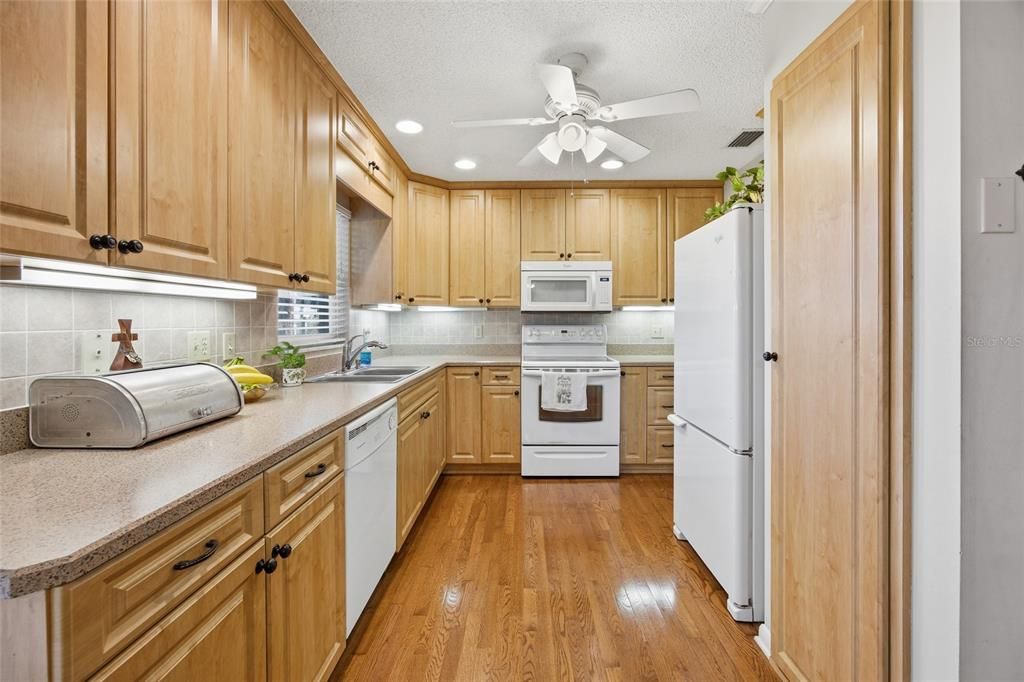 На продажу: $235,000 (3 спален, 2 ванн, 1269 Квадратных фут)