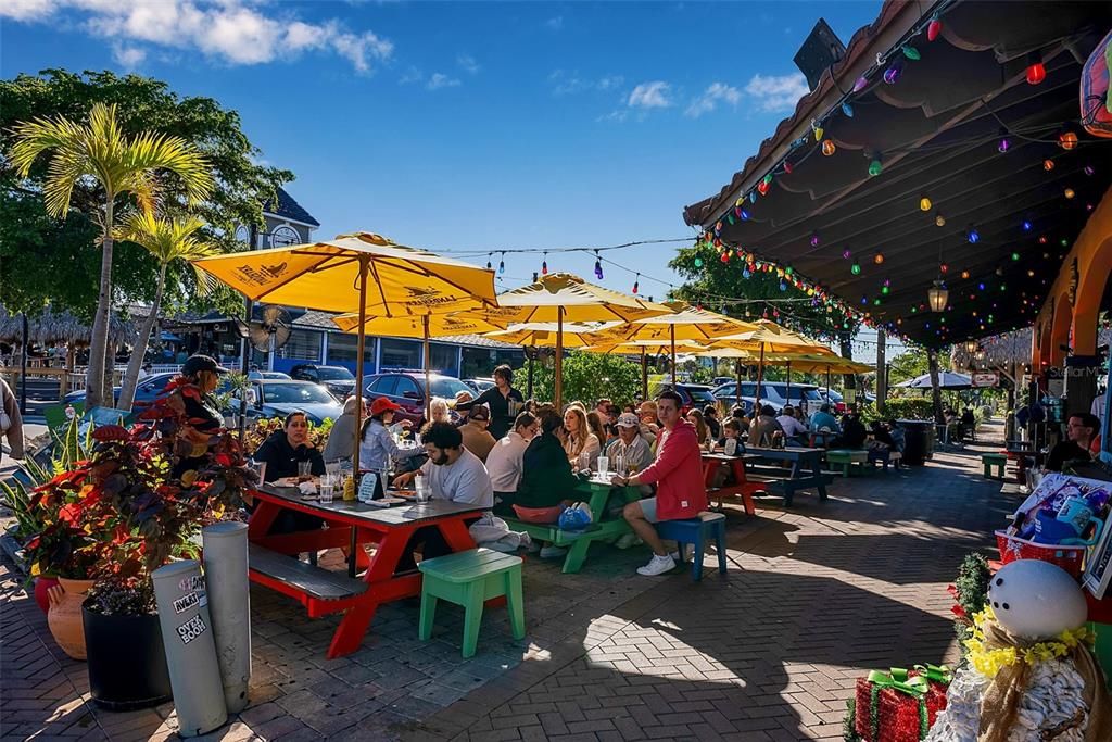 待售: $980,000 (4 贝兹, 2 浴室, 1702 平方英尺)