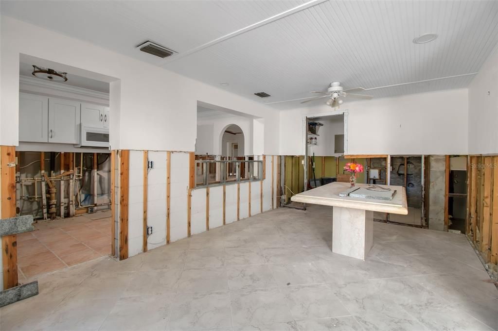 待售: $980,000 (4 贝兹, 2 浴室, 1702 平方英尺)