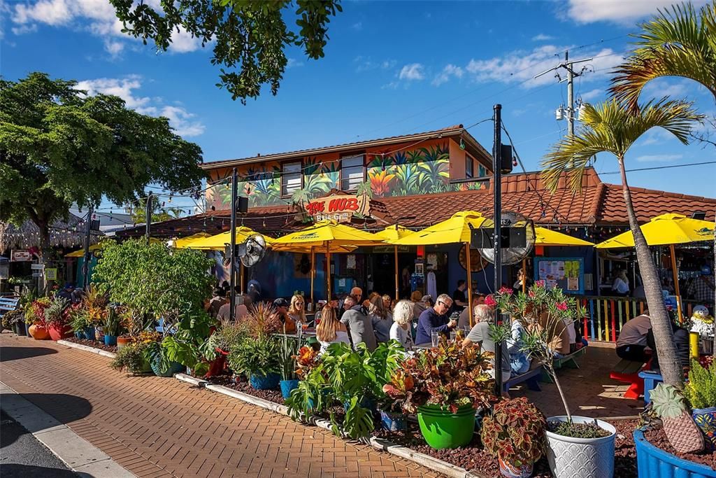 待售: $980,000 (4 贝兹, 2 浴室, 1702 平方英尺)