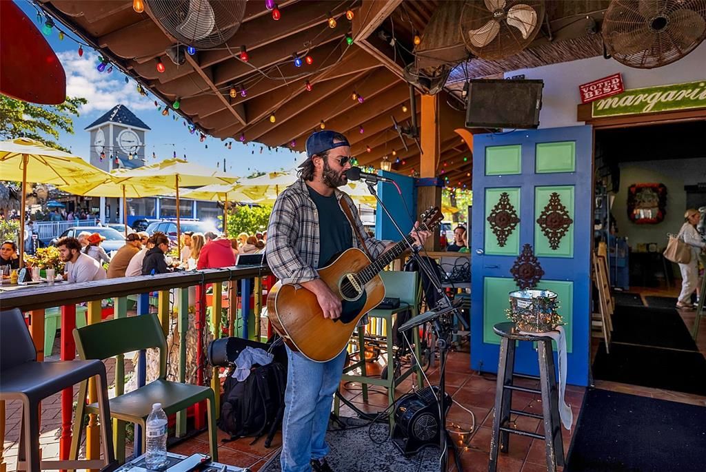 待售: $980,000 (4 贝兹, 2 浴室, 1702 平方英尺)