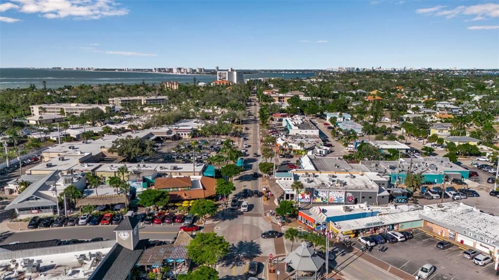 待售: $980,000 (4 贝兹, 2 浴室, 1702 平方英尺)