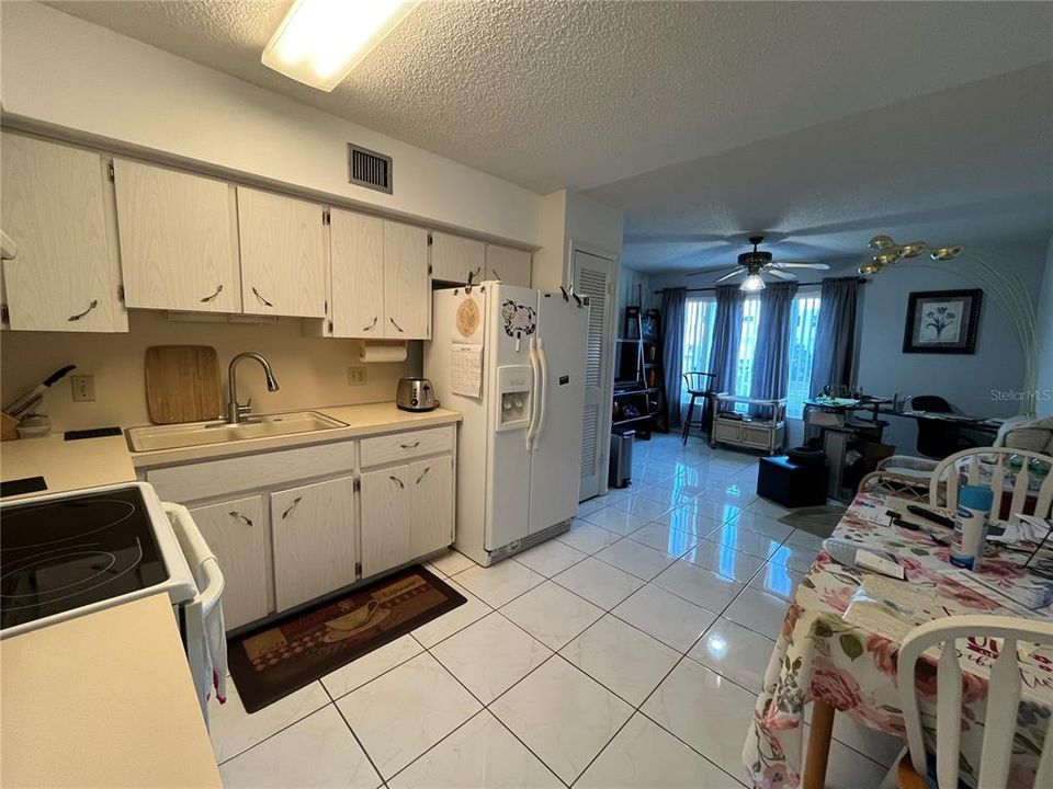 For Sale: $165,000 (2 beds, 2 baths, 1100 Square Feet)
