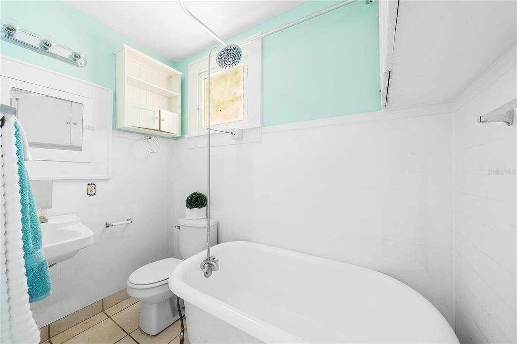 For Rent: $1,695 (2 beds, 1 baths, 640 Square Feet)