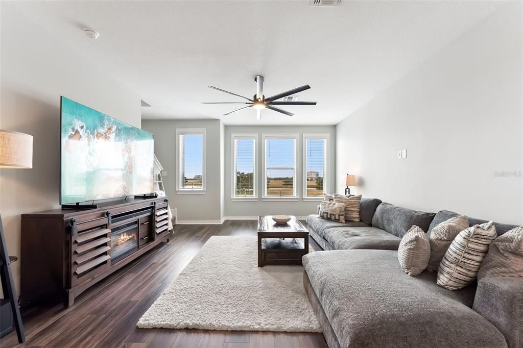 For Sale: $600,000 (3 beds, 3 baths, 1998 Square Feet)