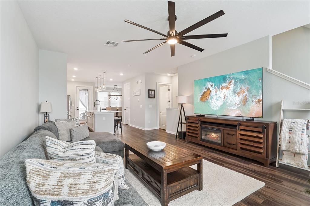 For Sale: $600,000 (3 beds, 3 baths, 1998 Square Feet)