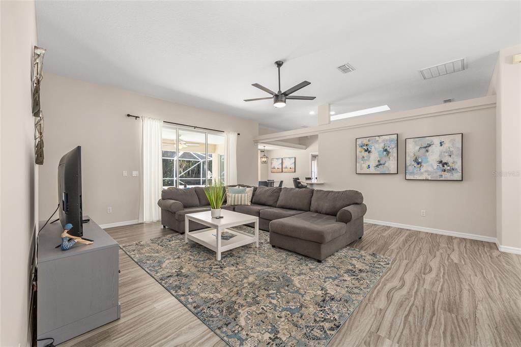 En Venta: $659,000 (4 camas, 3 baños, 2466 Pies cuadrados)