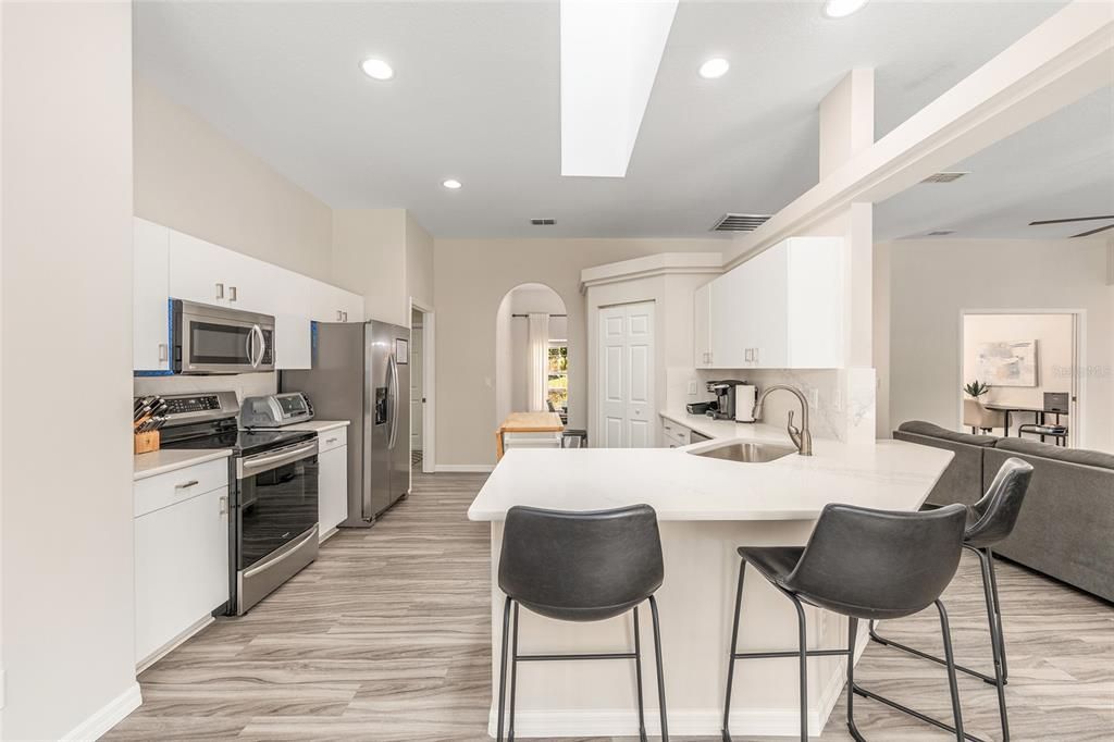 En Venta: $659,000 (4 camas, 3 baños, 2466 Pies cuadrados)