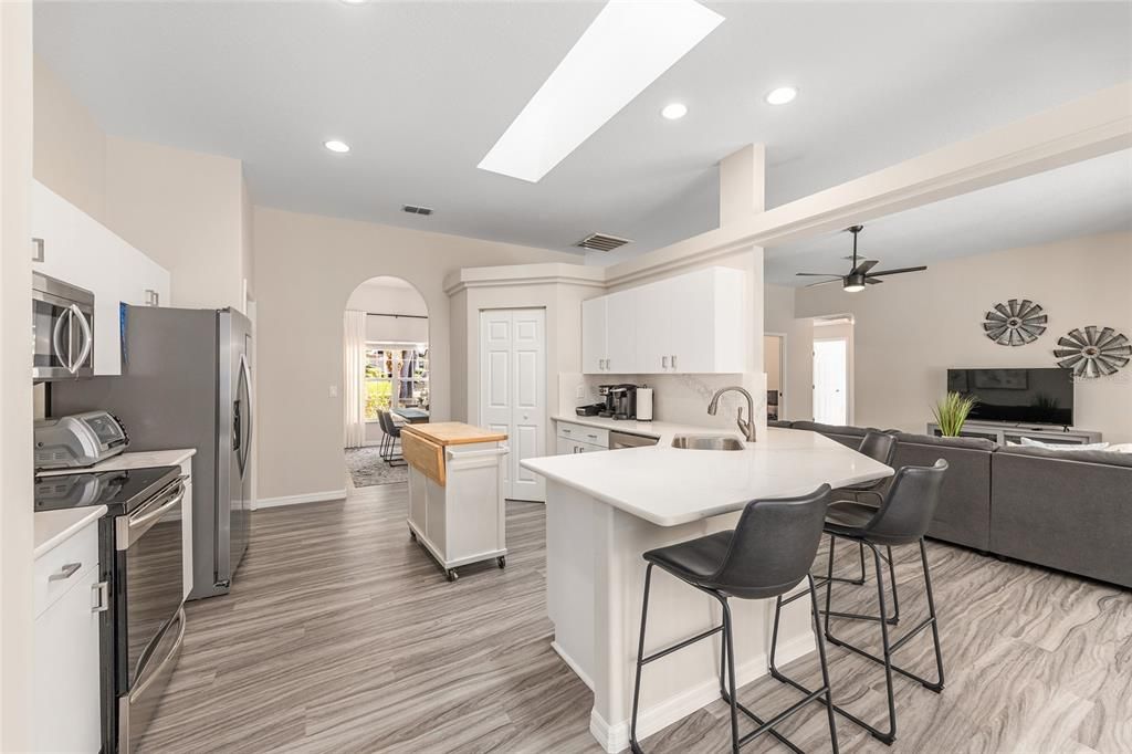 En Venta: $659,000 (4 camas, 3 baños, 2466 Pies cuadrados)