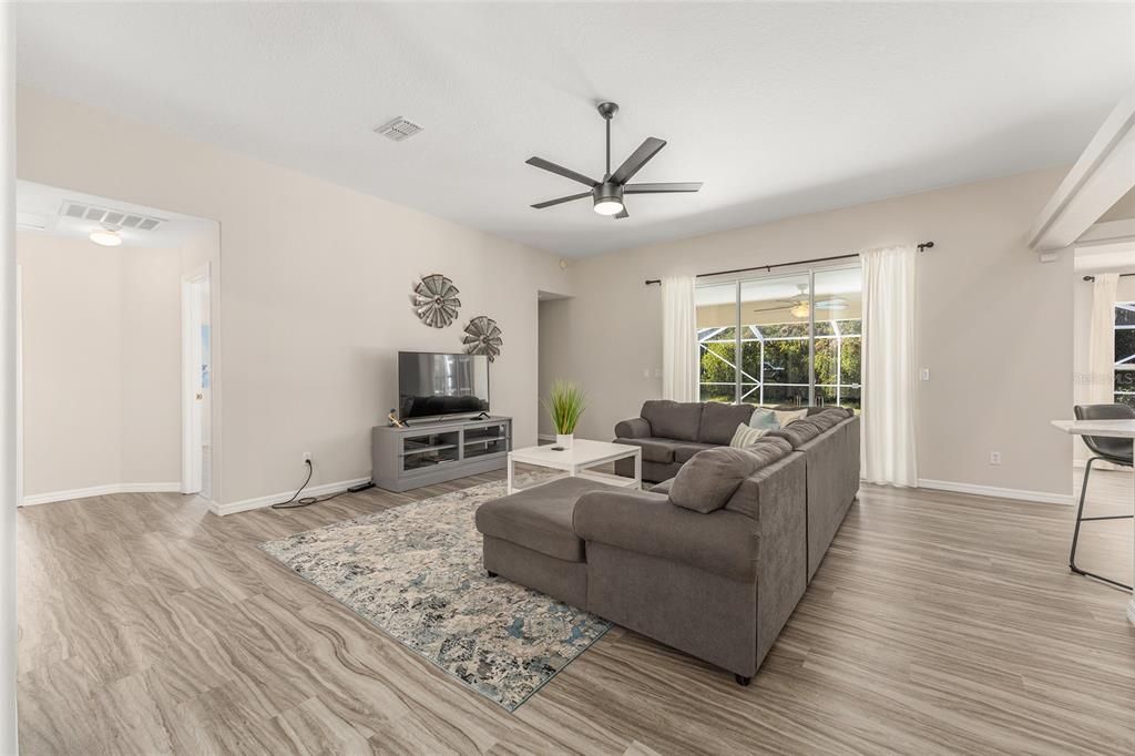 En Venta: $659,000 (4 camas, 3 baños, 2466 Pies cuadrados)