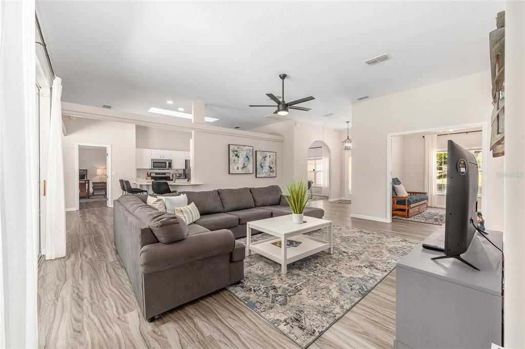 En Venta: $659,000 (4 camas, 3 baños, 2466 Pies cuadrados)