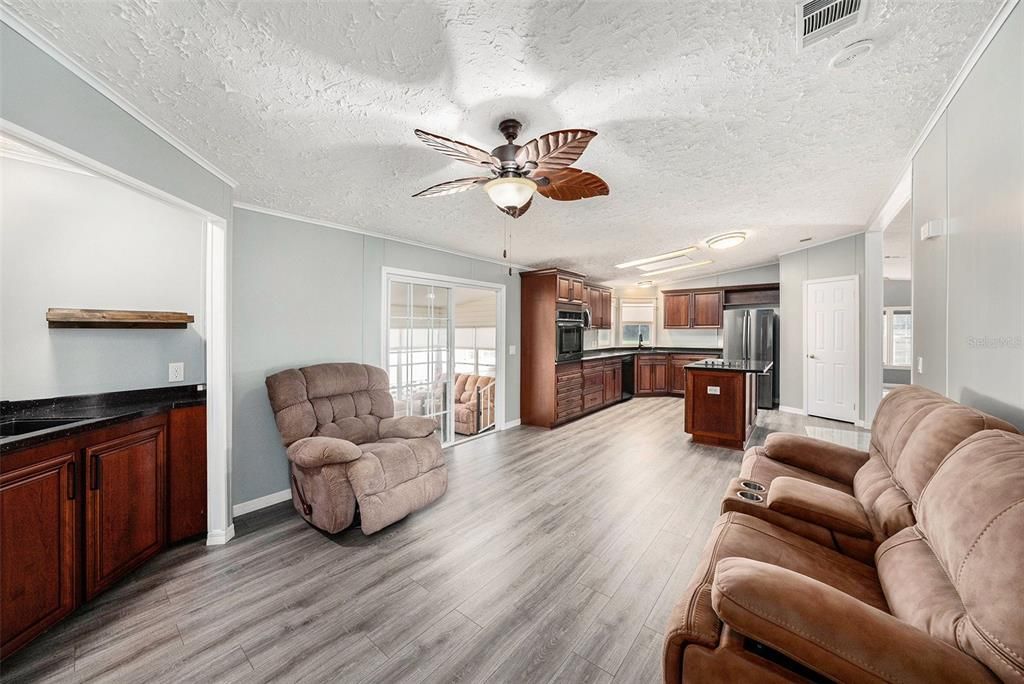 For Sale: $195,000 (2 beds, 2 baths, 1482 Square Feet)