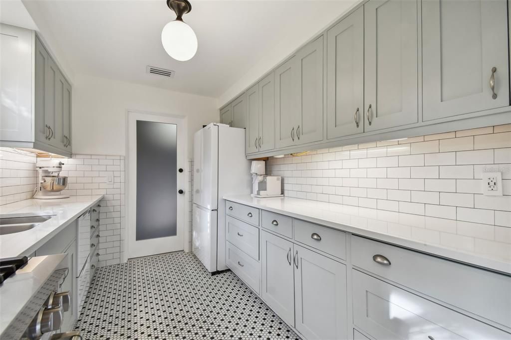 出租: $2,995 (2 贝兹, 1 浴室, 1063 平方英尺)