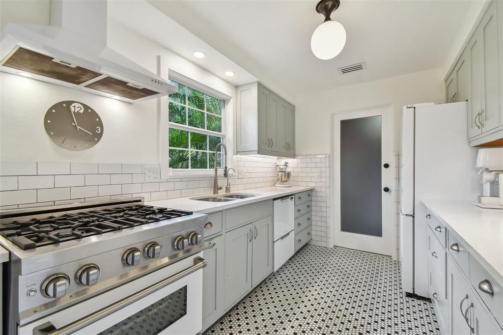 出租: $2,995 (2 贝兹, 1 浴室, 1063 平方英尺)