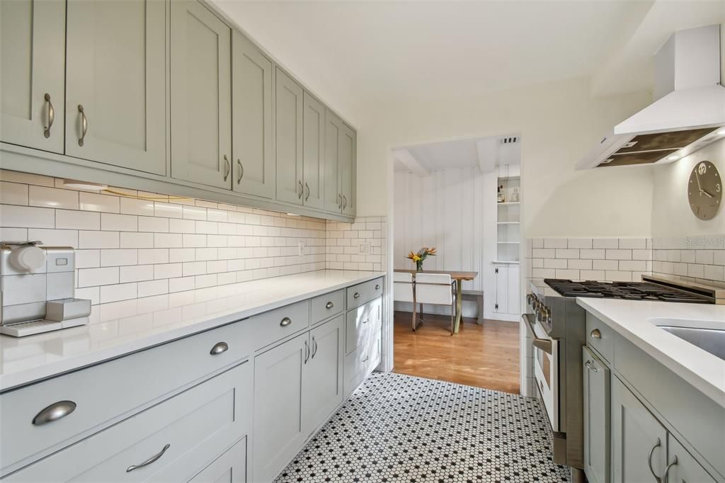 出租: $2,995 (2 贝兹, 1 浴室, 1063 平方英尺)