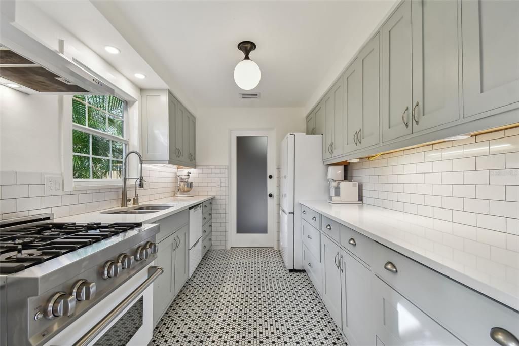 出租: $2,995 (2 贝兹, 1 浴室, 1063 平方英尺)