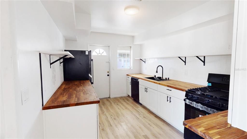 En Venta: $324,800 (4 camas, 2 baños, 1699 Pies cuadrados)