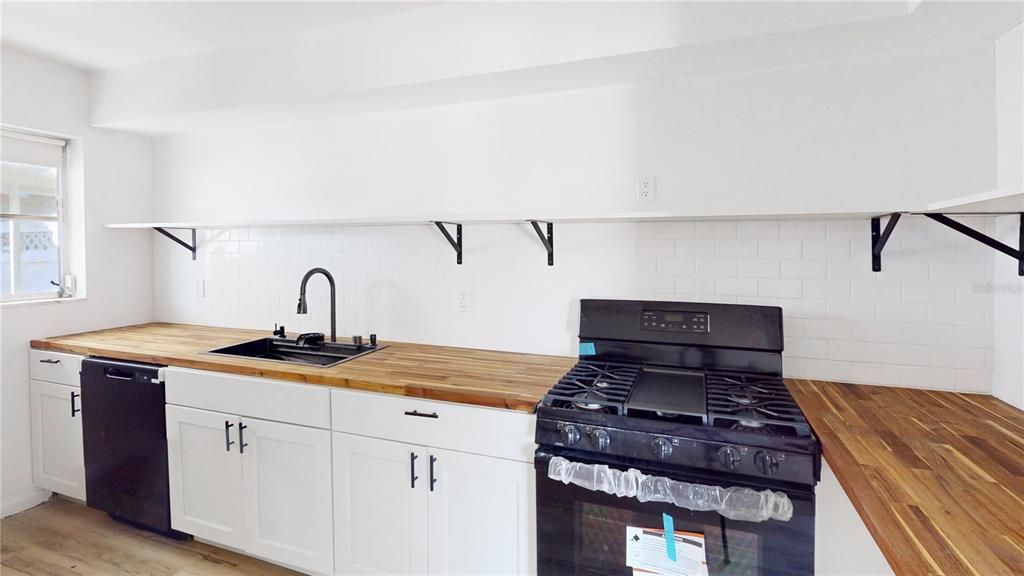 En Venta: $324,800 (4 camas, 2 baños, 1699 Pies cuadrados)