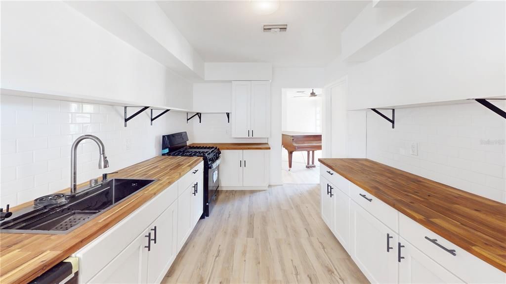 En Venta: $324,800 (4 camas, 2 baños, 1699 Pies cuadrados)