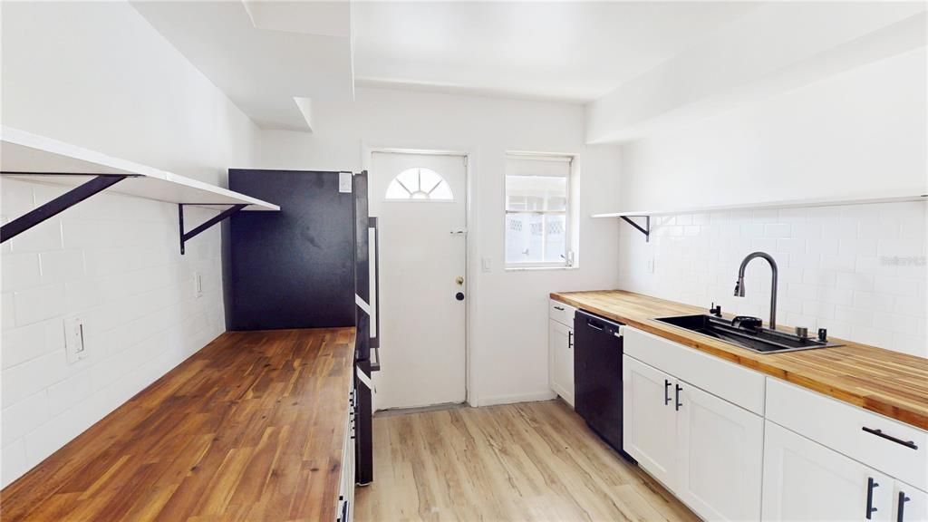 En Venta: $324,800 (4 camas, 2 baños, 1699 Pies cuadrados)