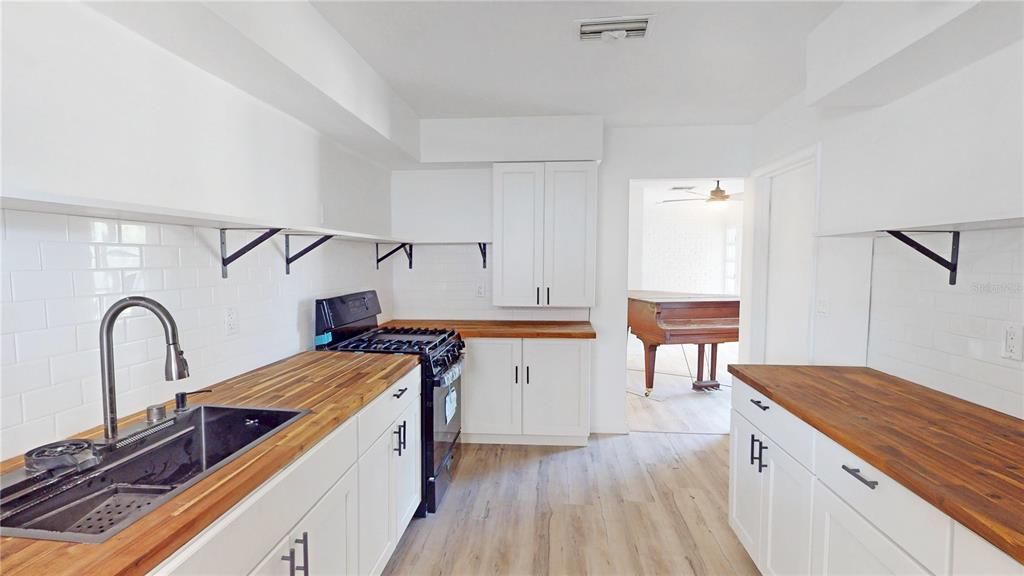 En Venta: $324,800 (4 camas, 2 baños, 1699 Pies cuadrados)