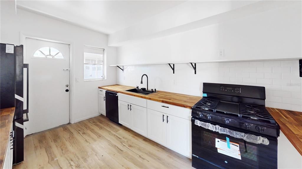 En Venta: $324,800 (4 camas, 2 baños, 1699 Pies cuadrados)