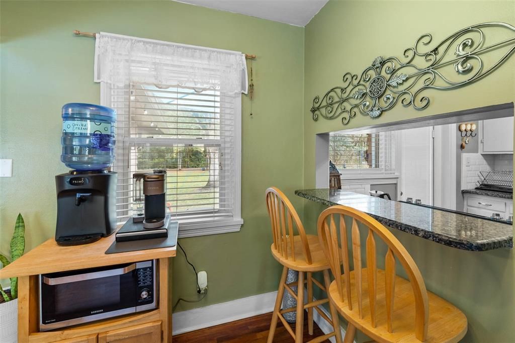 Под контрактом: $245,000 (3 спален, 1 ванн, 1091 Квадратных фут)